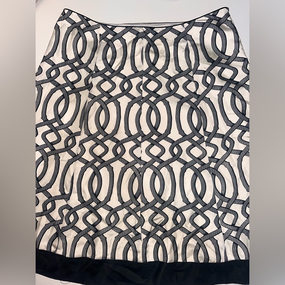 White House Black Market Skirt in Black and White 100% silk Size 10